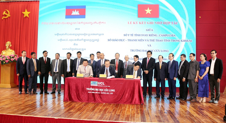 Lãnh đạo Trường ĐH Cửu Long và các Sở của Vương quốc Campuchia ký kết Biên bản ghi nhớ hợp tác. Lãnh đạo Trường ĐH Cửu Long và các Sở của Vương quốc Campuchia ký kết Biên bản ghi nhớ hợp tác.