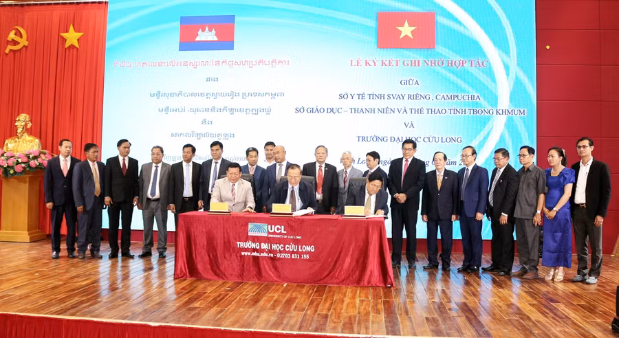 Lãnh đạo Trường ĐH Cửu Long và các Sở của Vương quốc Campuchia ký kết Biên bản ghi nhớ hợp tác. Lãnh đạo Trường ĐH Cửu Long và các Sở của Vương quốc Campuchia ký kết Biên bản ghi nhớ hợp tác.