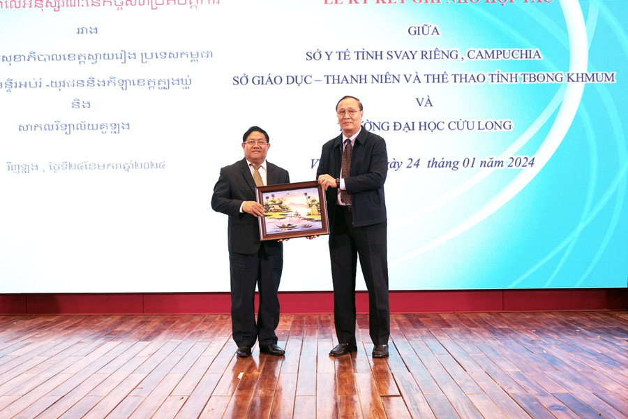 TS Nguyễn Thanh Dũng - Phó Hiệu trưởng Trường ĐH Cửu Long tặng quà lưu niệm cho đoàn công tác. TS Nguyễn Thanh Dũng - Phó Hiệu trưởng Trường ĐH Cửu Long tặng quà lưu niệm cho đoàn công tác.