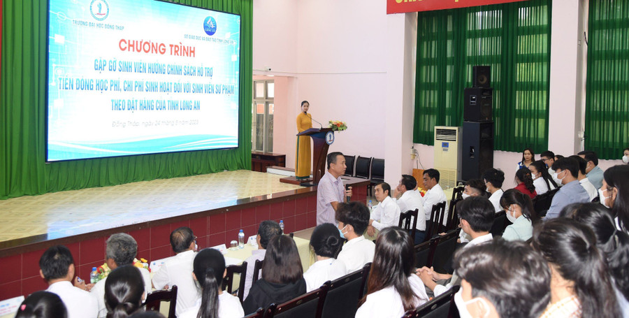 Lãnh đạo Sở GD&ĐT tỉnh chia sẻ cùng sinh viên sư phạm có hộ khẩu thường trú tại tỉnh được nhận hỗ trợ. Lãnh đạo Sở GD&ĐT tỉnh chia sẻ cùng sinh viên sư phạm có hộ khẩu thường trú tại tỉnh được nhận hỗ trợ.