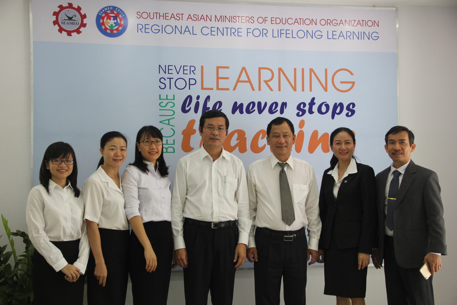 Sau buổi làm việc, Thứ trưởng Nguyễn Văn Phúc (đứng thứ tư từ trái qua) chụp ảnh lưu niệm với cán bộ, nhân viên SEAMEO CELLL