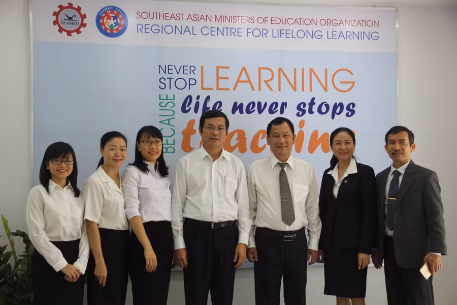 Sau buổi làm việc, Thứ trưởng Nguyễn Văn Phúc (đứng thứ tư từ trái qua) chụp ảnh lưu niệm với cán bộ, nhân viên SEAMEO CELLL Sau buổi làm việc, Thứ trưởng Nguyễn Văn Phúc (đứng thứ tư từ trái qua) chụp ảnh lưu niệm với cán bộ, nhân viên SEAMEO CELLL