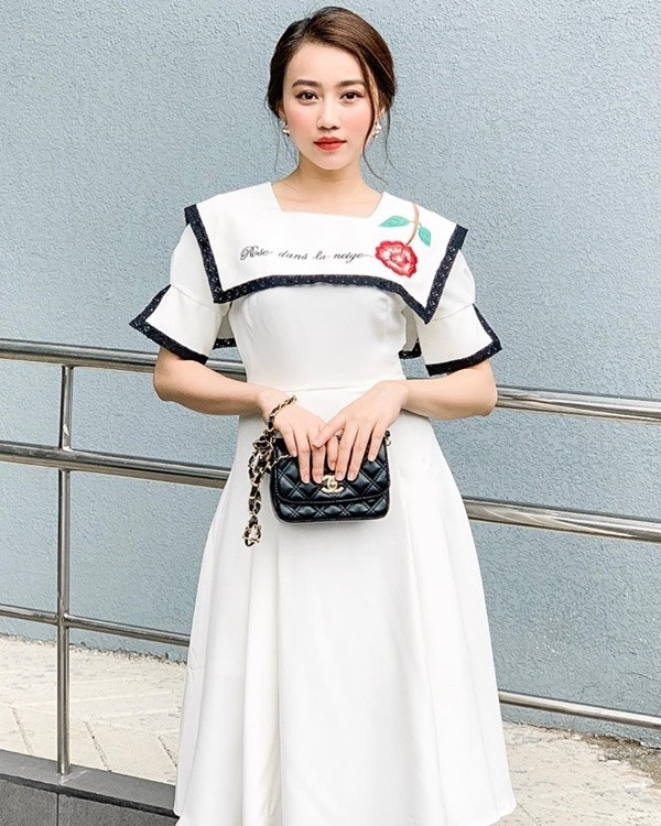 Phong cách thanh lịch ngọt ngào của bạn gái cầu thủ Tiến Linh