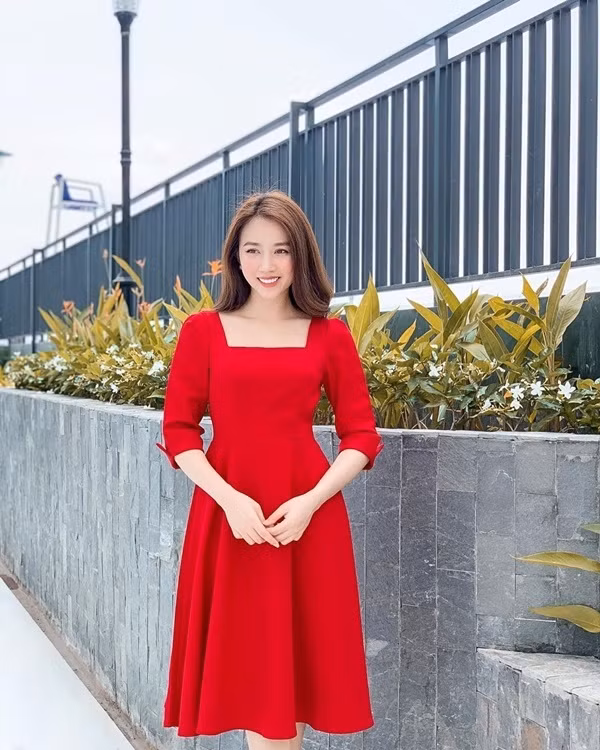 Phong cách thanh lịch ngọt ngào của bạn gái cầu thủ Tiến Linh