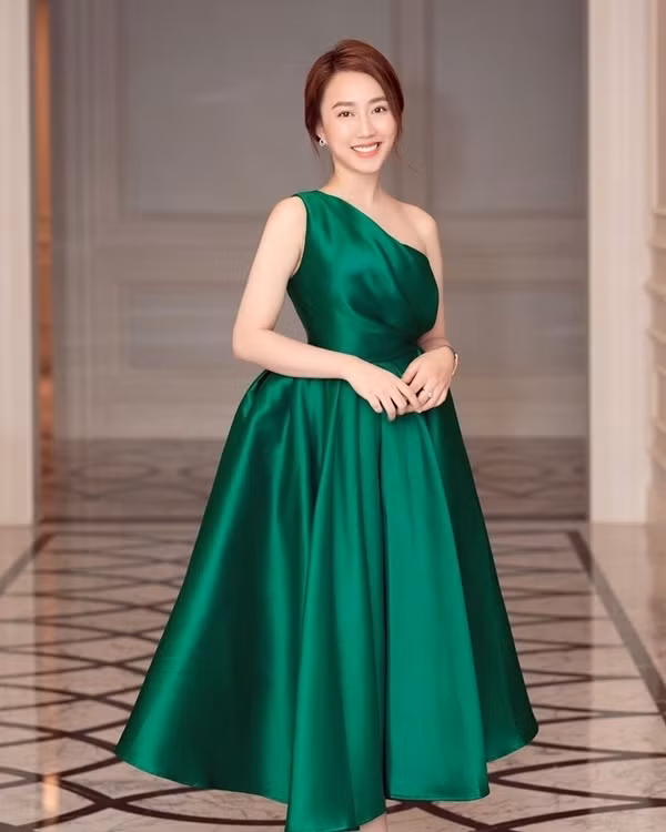 Phong cách thanh lịch ngọt ngào của bạn gái cầu thủ Tiến Linh