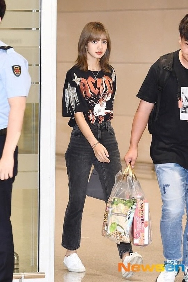 Đón hè rực rỡ với loạt gợi ý mix đồ đẹp mắt từ BlackPink ảnh 4 Đón hè rực rỡ với loạt gợi ý mix đồ đẹp mắt từ BlackPinkdf