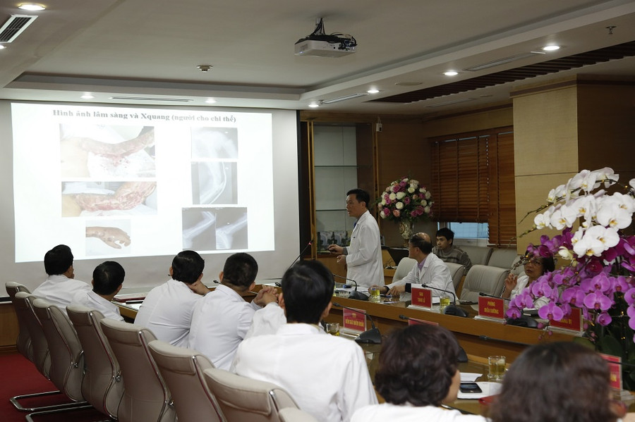 Ca ghép tay đầu tiên trên thế giới được bác sĩ Việt thực hiện thế nào? ảnh 1 Ca ghep tay dau tien tren the gioi duoc bac si Viet thuc hien the nao? hinh anh 1 Hoi_chan_truoc_ca_mo_ngay_20.1.2020.JPG