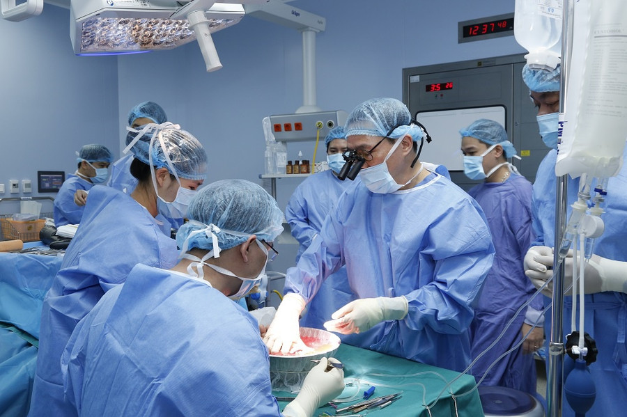 Ca ghép tay đầu tiên trên thế giới được bác sĩ Việt thực hiện thế nào? ảnh 3 Ca ghep tay dau tien tren the gioi duoc bac si Viet thuc hien the nao? hinh anh 3 Chi_the_duoc_lay_ra.JPG