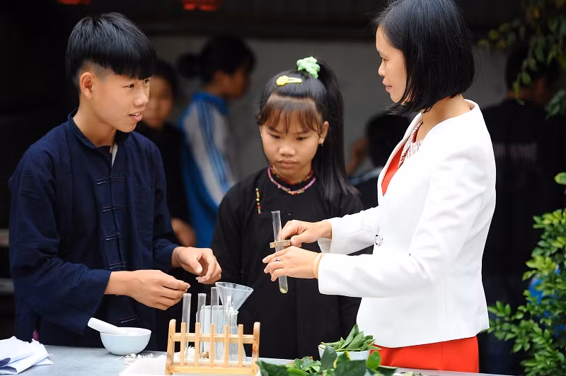 Học sinh cùng cô giáo tham gia các buổi học thực hành. Ảnh minh họa.