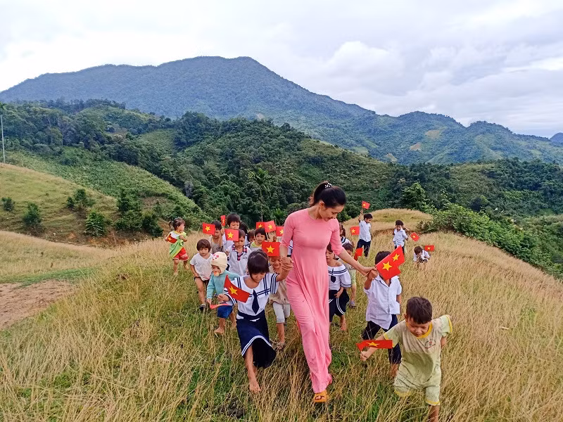 Cô giáo Trà Thị Thu và HS ở điểm trường Tắk Pổ trong lễ khai giảng năm học 2019 - 2020. Ảnh: TG