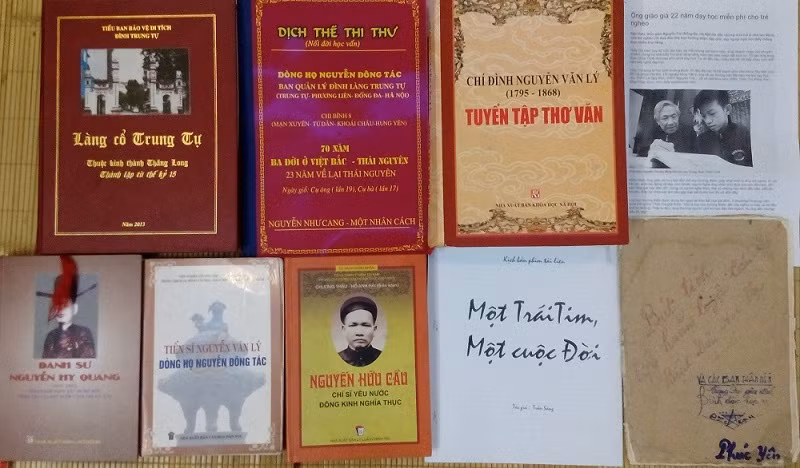 Những công trình, bài báo viết về dòng họ được cất giữ trong kho tư liệu quý của gia đình. Ảnh: Gia đình cung cấp