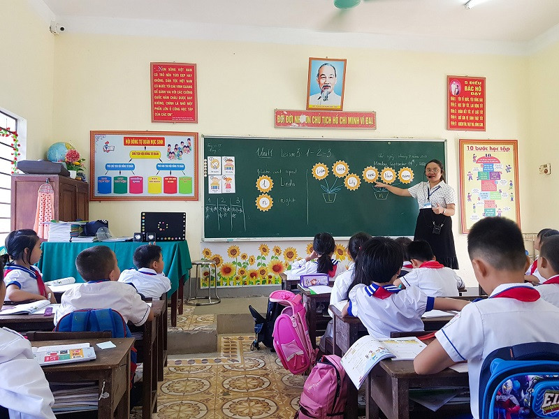 Cô Tâm và học sinh Trường Tiểu học Bồng Khê.