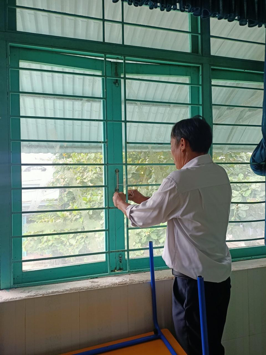 Các trường học ở quận Liên Chiểu (Đà Nẵng) gia cố lại hệ thống cửa.