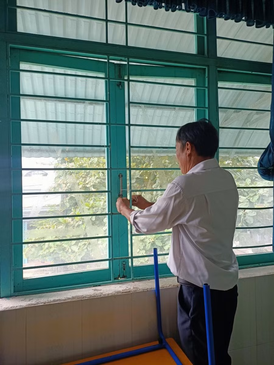 Các trường học ở quận Liên Chiểu (Đà Nẵng) gia cố lại hệ thống cửa.