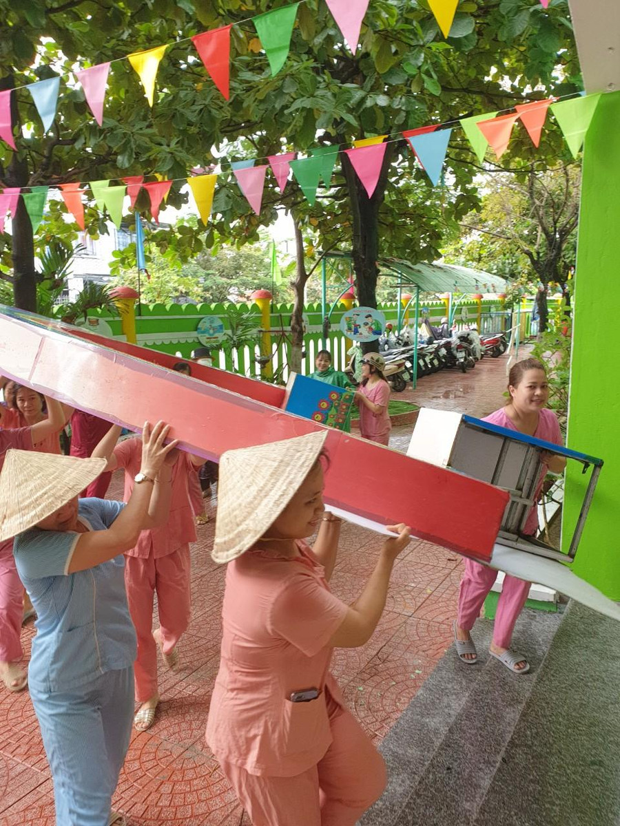 Di chuyển các thiết bị, đồ dùng ngoài trời vào khu vực an toàn trước khi bão đến.