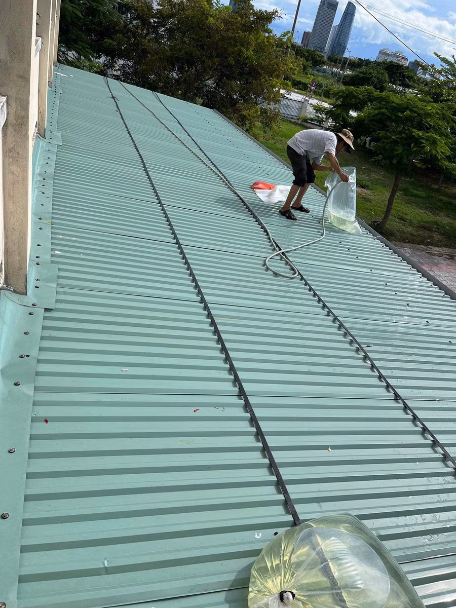 Trường Tiểu học Tô Vĩnh Diện (quận Sơn Trà, TP Đà Nẵng) cho nước vào túi nilon cỡ lớn để chằng chống mái tôn.