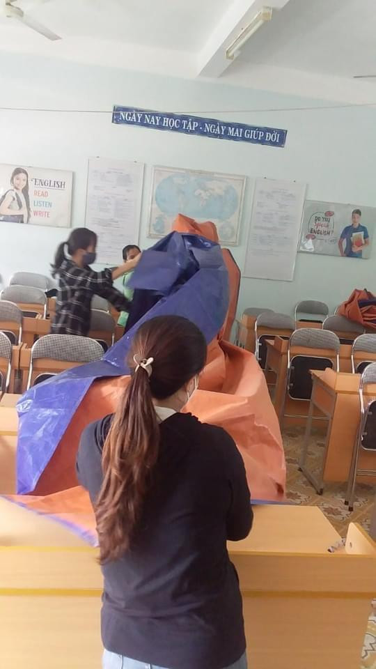 Phủ bạt lên thiết bị để tránh bị thấm dột.