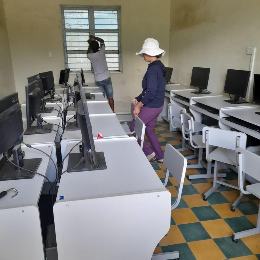 Di chuyển máy móc đến nơi an toàn.