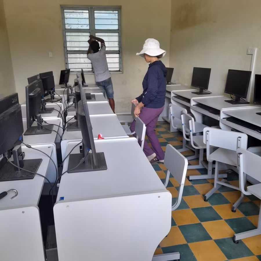 Di chuyển máy móc đến nơi an toàn.