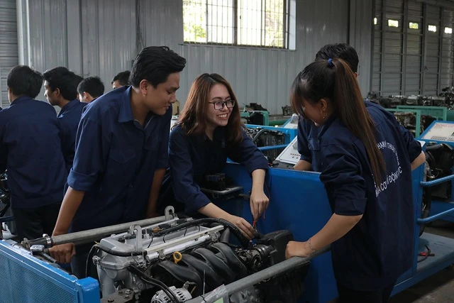 Sinh viên Trường ĐH SPKT TPHCM trong giờ thực hành.