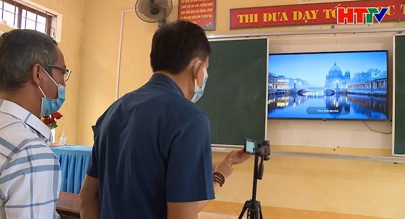 Giáo viên tại Hà Tĩnh chủ động xây dựng chương trình dạy trực tuyến.