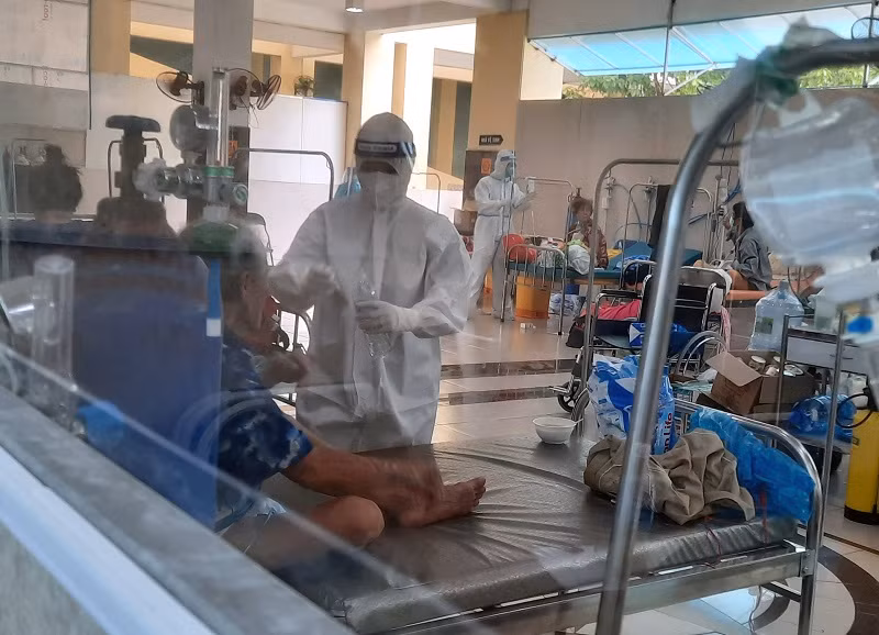 Một giáo viên TPHCM tham gia hỗ trợ công tác phòng chống dịch Covid-19.