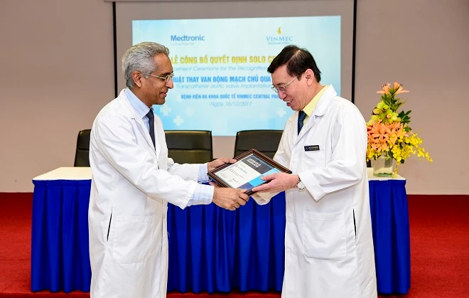 GS. Ganesh Manoharan, đại diện Medtronic trao chứng nhận cho GS.TS.BS Võ Thành Nhân - Trưởng khoa Tim mạch (Bệnh viện Đa khoa Quốc tế Vinmec Central Park)