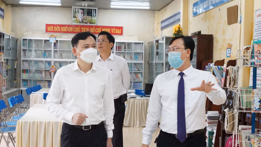 Ông Phạm Văn Sinh (bên trái), Phó Cục trưởng Cục Cơ sở vật chất làm trưởng đoàn kiểm tra công tác chuẩn bị cơ sở vật chất tại Thừa Thiên - Huế.