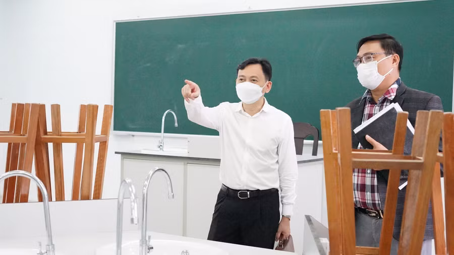 Phó Cục trưởng Cục Cơ sở vật chất Phạm Văn Sinh hướng dẫn các cơ sở giáo dục trang bị bố trí thêm dụng cụ để phục vụ cho học sinh.