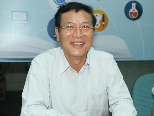 Dù bộn bề công việc, nhưng Bộ trưởng Bộ GD&ĐT Phạm Vũ Luận vẫn dành nhiều thời gian để giải đáp các băn khoăn, thắc mắc của xã hội về tuyển sinh. Ảnh: Bộ trưởng Phạm Vũ Luận tại chương trình giao lưu trực tuyến tại báo Dân trí sáng 14/8.