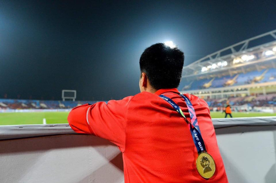 10 năm sau cũng chỗ ngồi ấy, Đức Huy đeo lên mình chiếc huy chương vàng vô địch AFF Cup. Ảnh: facebook Phạm Đức Huy