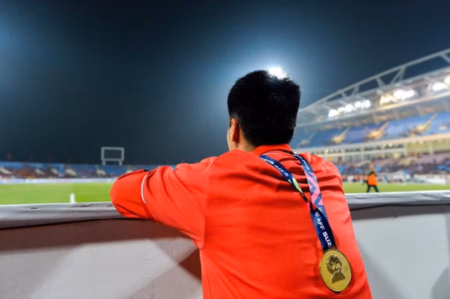 10 năm sau cũng chỗ ngồi ấy, Đức Huy đeo lên mình chiếc huy chương vàng vô địch AFF Cup. Ảnh: facebook Phạm Đức Huy