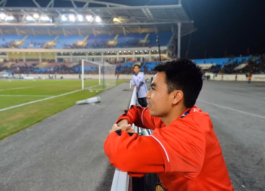 Tiền vệ Đức Huy tái hiện lại hình ảnh của mình khi ngồi nhặt bóng của 10 năm trước. Ảnh: facebook Phạm Đức Huy 