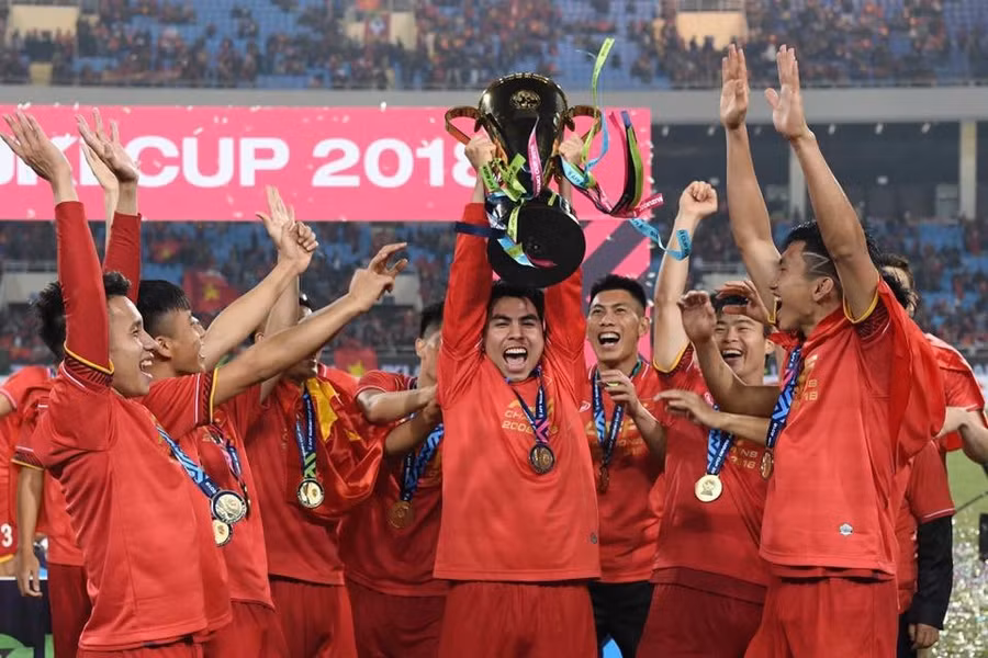 Đức Huy cùng đồng đội nâng cao Cup vô địch tối 15/12. Ảnh: facebook Phạm Đức Huy