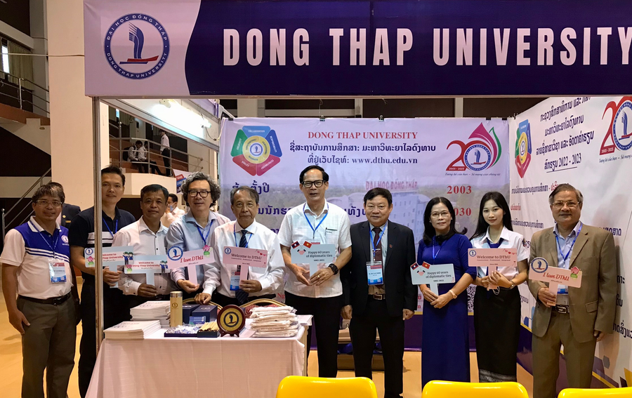 Các đại biểu tham quan gian hàng của Trường ĐH Đồng Tháp tại triển lãm giáo dục ĐH Việt Nam.