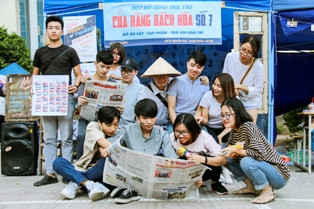 cùng với các gian trại mang nhiều sắc màu…