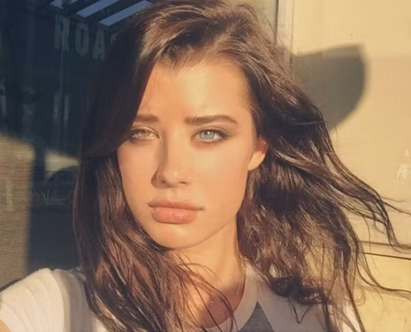 Vẻ đẹp của Sarah ban đầu từng khiến các nhiếp ảnh gia cộng tác với cô nàng phải đau đầu quyết định xem có nên photoshop màu mắt của Sarah