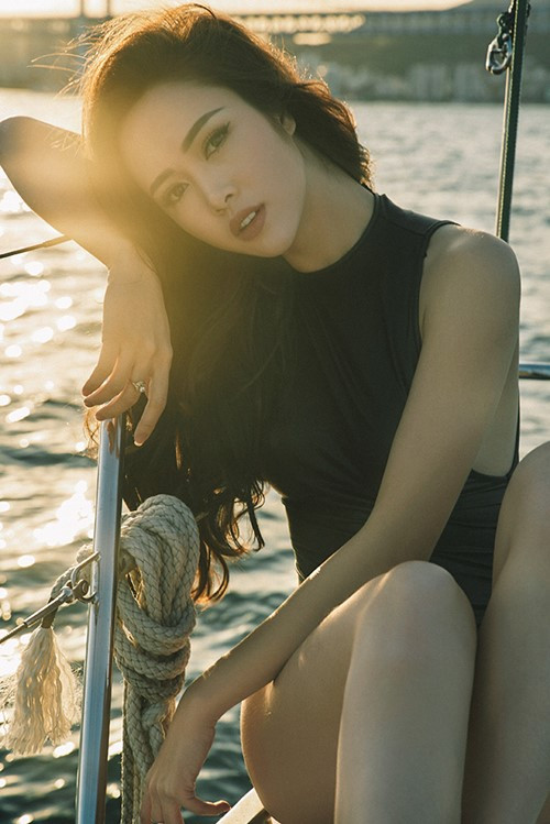 Vũ Ngọc Anh khoe “nếp gấp đùi, hông quả táo” trên du thuyền ảnh 2 Vũ Ngọc Anh khoe