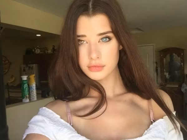 "Sự không hoàn hảo làm nên khí chất của những người mẫu, và khiến họ trở nên độc nhất vô nhị", Gregorio Campos, một nhiếp ảnh gia từng làm việc với Sarah ca ngợi vẻ đẹp của cô nàng.