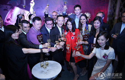 Triệu Vy lại bị chê vì ăn mặc lòe loẹt ảnh 4 Triệu Vy lại bị chê vì ăn mặc lòe loẹt - 4