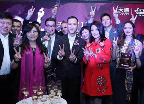 Triệu Vy lại bị chê vì ăn mặc lòe loẹt ảnh 5 Triệu Vy lại bị chê vì ăn mặc lòe loẹt - 5