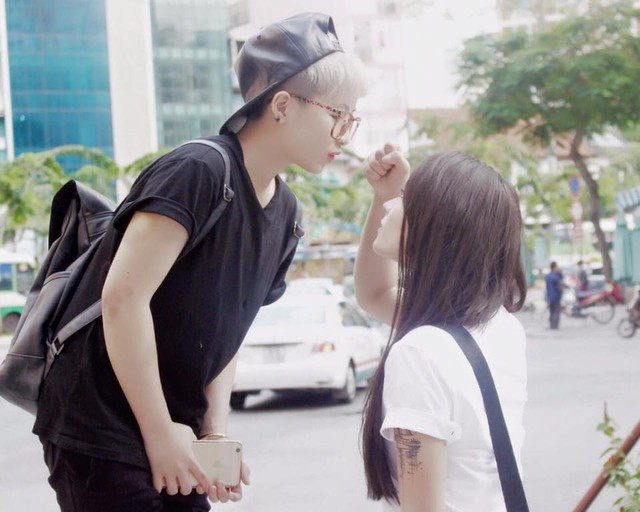 Hình ảnh cô gái cõng người yêu “3 mét bẻ đôi” gây chú ý ảnh 6 Hình ảnh cô gái cõng người yêu “3 mét bẻ đôi” gây chú ý ảnh 6