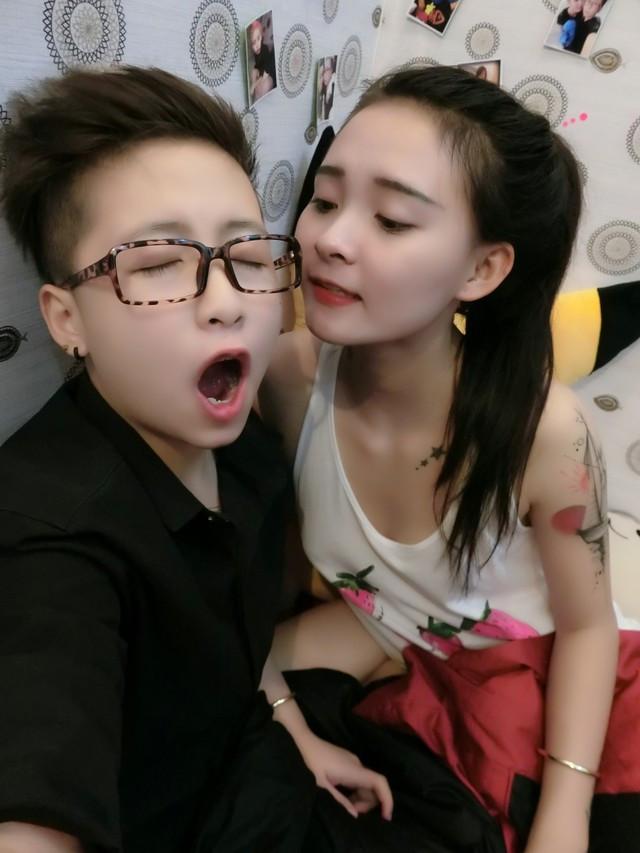 Hình ảnh cô gái cõng người yêu “3 mét bẻ đôi” gây chú ý ảnh 3 Cặp đôi có những cử chi thể hiện tình cảm vô cùng dễ thương.