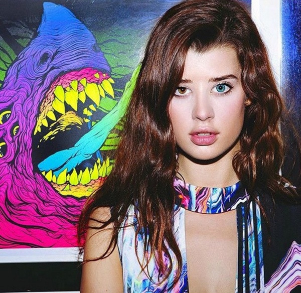 Trên trang cá nhân, Sarah McDaniel tỏ ra không mấy quan tâm về sự "khác người" của mình. Cô nàng còn tích cực chụp ảnh trực diện để lăng xê đôi mắt độc đáo mà mình sở hữu. Trên trang cá nhân, Sarah
