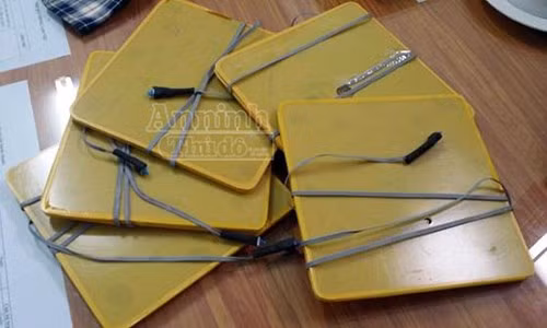 Cận cảnh hàng loạt “đồ nghề” chơi cờ bạc bịp cực tinh vi ảnh 4