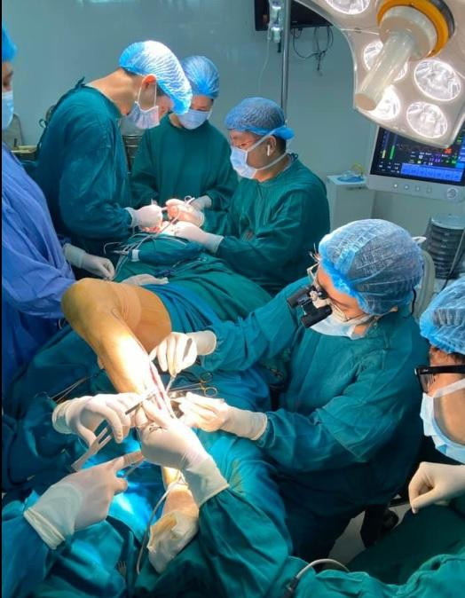 Hai ê kip cùng tiến hành mổ đồng thời giúp bệnh nhân vừa được cắt bỏ khối u, vừa tạo hình thẩm mỹ khắc phục những di chứng do việc cắt bỏ khối u để lại. Hai ê kip cùng tiến hành mổ đồng thời giúp bệnh nhân vừa được cắt bỏ khối u, vừa tạo hình thẩm mỹ khắc phục những di chứng do việc cắt bỏ khối u để lại