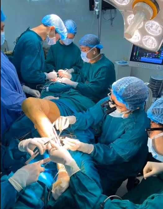 Hai ê kip cùng tiến hành mổ đồng thời giúp bệnh nhân vừa được cắt bỏ khối u, vừa tạo hình thẩm mỹ khắc phục những di chứng do việc cắt bỏ khối u để lại. Hai ê kip cùng tiến hành mổ đồng thời giúp bệnh nhân vừa được cắt bỏ khối u, vừa tạo hình thẩm mỹ khắc phục những di chứng do việc cắt bỏ khối u để lại