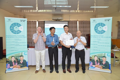 Niềm vui trao - nhận chứng chỉ kết thúc khóa học