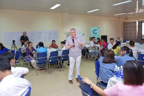 GS. TS Howard Nicholas dẫn dắt hoạt động nhóm