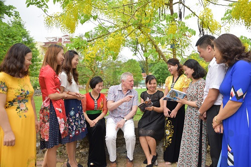 Chuyên gia và các giảng viên trao đổi sau Hội thảo